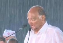 शरद पवार ने सतारा में भारी बारिश में किया रैली को संबोधित