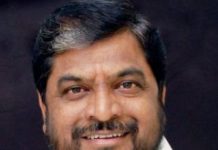 Maharashtra : Former MP Raju Shetty challenges CM Fadnavis over sugar mills malpractices