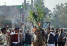 गन्ना मूल्य न बढ़ाने पर राष्ट्रीय किसान मजदूर संघठन का विरोध प्रदर्शन