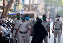 लॉकडाऊन टाळण्याची गरज: फिक्कीचे २५ मुख्यमंत्र्यांना पत्र Police personnel patrol during a government-imposed nationwide lockdown as a preventive measure against the COVID-19 coronavirus, in Mumbai. (ANI Photo)