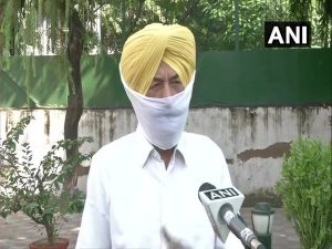 Shiromani Akali Dal leader Balwinder Bhunder talking to ANI on Thursday. (Photo: ANI)