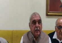 हरियाणा: हुड्डा ने गन्ने का समर्थन मूल्य कम से कम Rs 500 प्रति क्विंटल तय करने की मांग की "Former Haryana Chief Minister and Congress leader Bhupinder Singh Hooda talks to reportes in Rohtak (Photo/ANI)