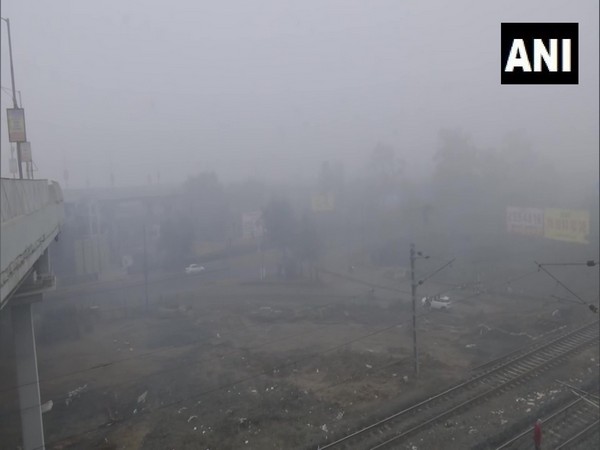 Dense fog envelops Bhopal as the cold wave hits Madhya Pradesh. Early morning visual. (Photo/ ANI)