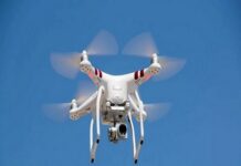 कुशीनगर: ढाढ़ा मिल द्वारा ड्रोन से यूरिया सहित अन्य कीटनाशक का छिड़काव, किसानों को राहत