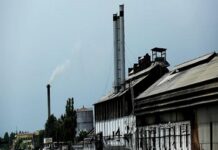 थकीत साखर कारखान्याऐवजी इतर कारखान्यांची ऊस खरेदी केंद्रे देण्याची मागणी