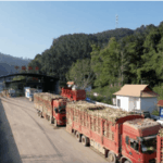 कर्नाटक : गन्ने से लदी गाड़ियों को छूट की मांग को लेकर किसानों ने सन्नूर टोल प्लाज़ा ब्लॉक किया