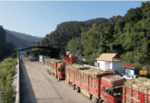 कर्नाटक : गन्ने से लदी गाड़ियों को छूट की मांग को लेकर किसानों ने सन्नूर टोल प्लाज़ा ब्लॉक किया