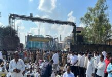 महाराष्ट्र: राजू शेट्टी ने चीनी मिल के बाहर धरना दिया