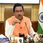 ‘ज़िम्मेदारी से काम लें, गन्ना किसानों से बातचीत करें’: प्रह्लाद जोशी ने कर्नाटक सरकार से कहा