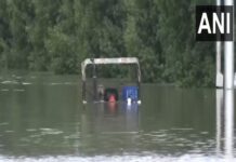 गुजरात बाढ़: जामनगर में सड़कें बंद, पुल का एक हिस्सा बह गया