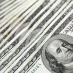 अमेरिकन डॉलरमधील मोठी घसरणीमुळे जागतिक मंदीचा धोका : रिपोर्ट