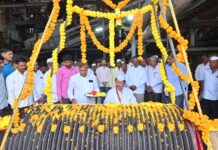 सोलापूर : श्री शंकर सह साखर कारखान्यात गळीत हंगाम 2025-26 साठी रोलर पूजन