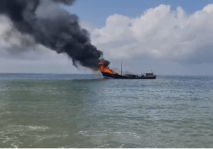 Gujarat: Ship loaded with rice and sugar catches fire at Porbandar Subhashnagar Jetty