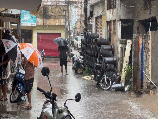 ani-cyclone_montha_waterlogging_in_hyderabad_heavy_rainfall_in_districts