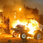 कर्नाटकात शेतकऱ्यांच्या आंदोलनाला हिंसक वळण: 15 हून अधिक ऊस ट्रॅक्टर जाळले; महामार्ग रोखला