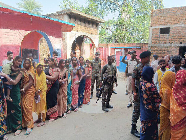 ani-bihar_records_brisk_voter_turnout_of_4231pct_till_1_pm_in_first_phase_of_assembly_polls