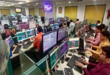 भारत-US ट्रेड डील में देरी और FPI के लगातार निकलने के बीच रुपया 90 के पार; बाज़ार को RBI के पॉलिसी सिग्नल का इंतज़ार